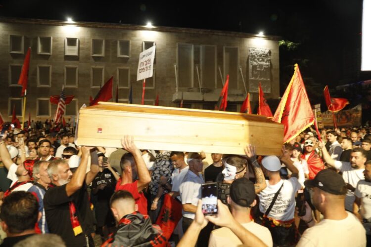 Arkivoli në protestë, Çuçi: Akt i turpshëm që fyen traditën shqiptare. Skena si këto i kemi parë vetëm në regjimin e ajatollahëve