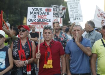 59 ditë “Revolucioni Flamingo”, protestuesit mblidhen para Kryeministrisë