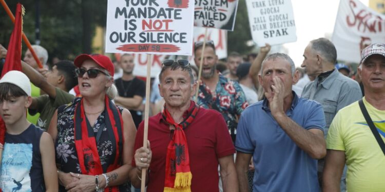 59 ditë “Revolucioni Flamingo”, protestuesit mblidhen para Kryeministrisë