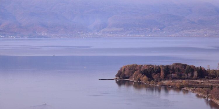 Liqeni i Ohrit nën kërcënim, UNESCO i jep Shqipërisë dhe Maqedonisë së Veriut 5 vite për të zbatuar rekomandimet