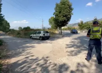 Aksident, makina përplas karrocën me fëmijën e mitur