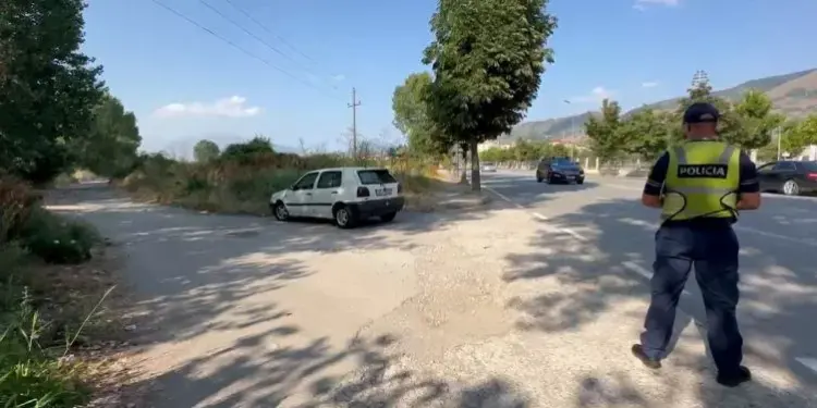 Aksident, makina përplas karrocën me fëmijën e mitur