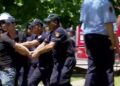 Tentuan të kalojnë gardhin metalik, policia shoqëron persona të tjerë