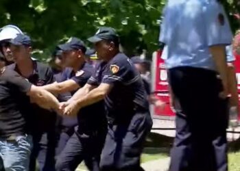 Tentuan të kalojnë gardhin metalik, policia shoqëron persona të tjerë