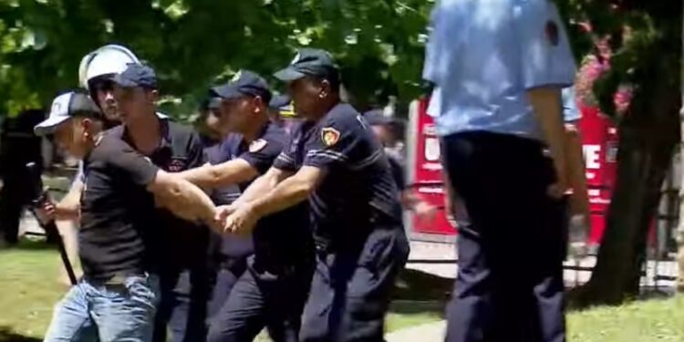 Tentuan të kalojnë gardhin metalik, policia shoqëron persona të tjerë