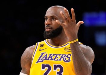 E bujshme/ LeBron James largohet pas 8 sezoneve nga Lakers, Cleveland dhe Golden State në garë për “mbretin”