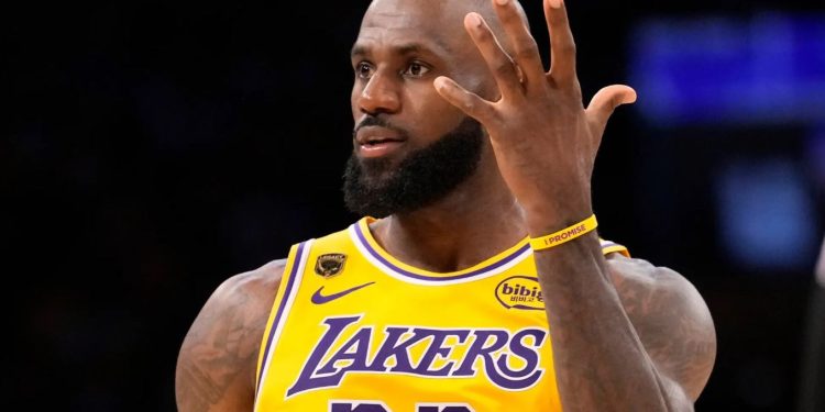 E bujshme/ LeBron James largohet pas 8 sezoneve nga Lakers, Cleveland dhe Golden State në garë për “mbretin”