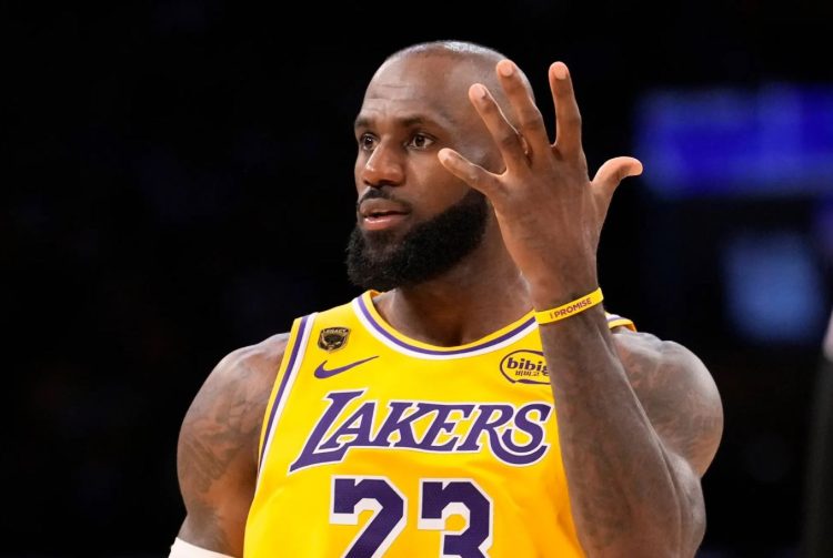 E bujshme/ LeBron James largohet pas 8 sezoneve nga Lakers, Cleveland dhe Golden State në garë për “mbretin”