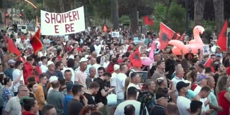 Të enjten protestë tjetër para Kuvendit, nuk do të lejohen deputetët të hyjnë brenda