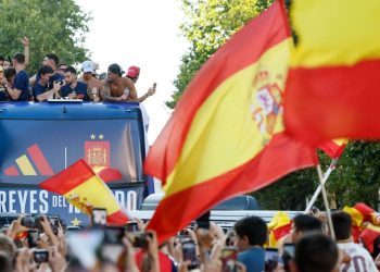 Kampionët e Botës mbërrijnë në Madrid, mbreti Felipe dhe kryeministri Sanchez pritje zyrtare, në mbrëmje festë madhështore me tifozët