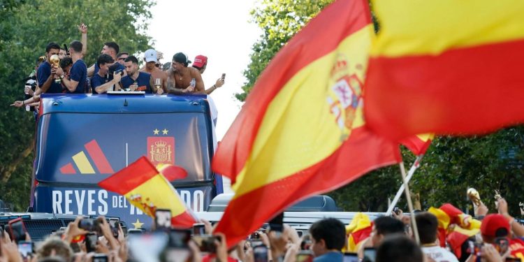 Kampionët e Botës mbërrijnë në Madrid, mbreti Felipe dhe kryeministri Sanchez pritje zyrtare, në mbrëmje festë madhështore me tifozët