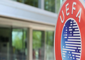 UEFA kundër FIFA-s për rastin Balogan: Vendimi për pezullimin e dënimit tejkaloi “vijat e kuqe”