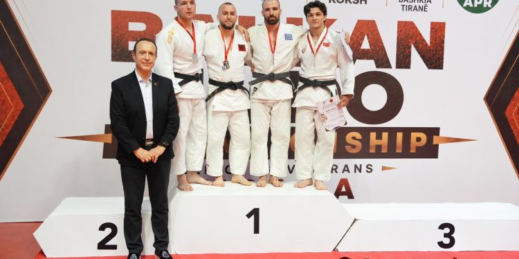 Tirana kryeqyteti i Xhudos këtë fundjavë, zhvillohet Kampionati Ballkanik. Shqipëria siguron 6 medalje, Indrit Çullhaj kampion në -81 kg