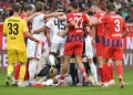 VIDEO/ Frikë për Musialën, mesfushori i Bayern rrëzohet sërish në fushë