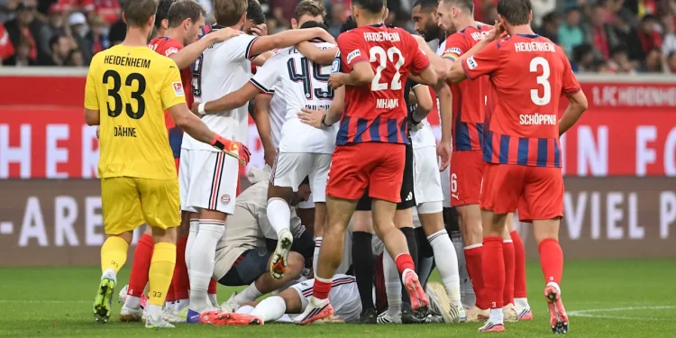 VIDEO/ Frikë për Musialën, mesfushori i Bayern rrëzohet sërish në fushë