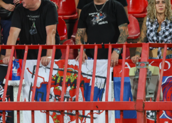 Harta e Kosovës nën flamurin serb, tifozët e Crvena Zvezdës provokojnë sërish
