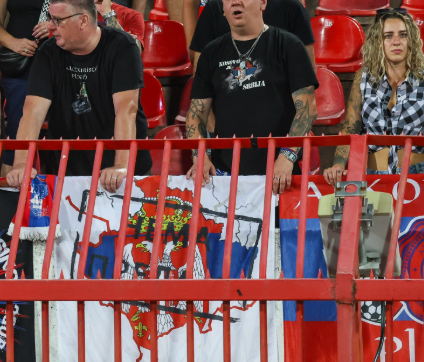 Harta e Kosovës nën flamurin serb, tifozët e Crvena Zvezdës provokojnë sërish