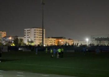 VIDEO/ “Blackout” në Durrës, ikin dritat sërish te Teuta-Tirana, tifozët ndezin blicat – Balkanweb.com – News24