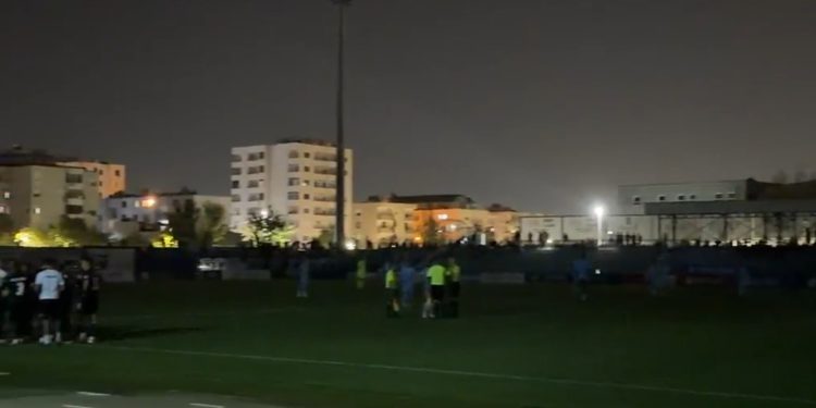 VIDEO/ “Blackout” në Durrës, ikin dritat sërish te Teuta-Tirana, tifozët ndezin blicat – Balkanweb.com – News24