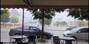 Kthesa e fortë e motit në jug, reshje të dendura shiu në Sarandë! Uji vërshon nëpër rrugë