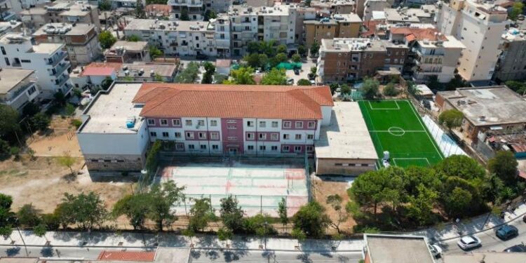 Këshilli i Sarandës miraton vendimin për parkim publik në territorin e gjimnazit ‘Hasan Tahsini’, PD: Skandal!