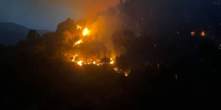Qarku Gjirokastër në flakë, Kumbaro: Zjarrfikësit nuk u kursyen asnjë minutë, por lëvizën si një trup i vetëm nga një vatër në tjetrën
