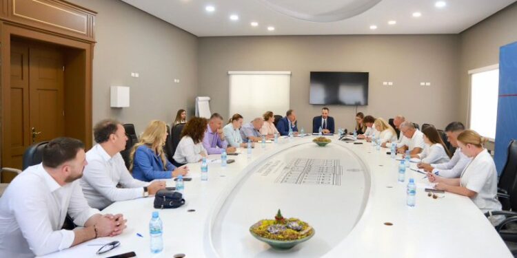 Ministri i Brendshëm mbledh prefektët, jep porositë e Ramës për “Besën”