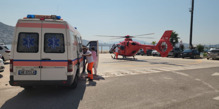 Aksident në aksin Delvinë–Sarandë, autobusi godet 65-vjeçarin. Transportohet me helikopter drejt Tiranës