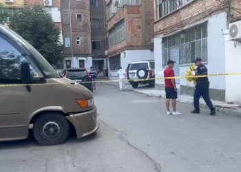 Krimi i rëndë në Korçë/ E ndoqi rrugëve me kallashnikov dhe e vrau në një pallat, autori dhe viktima shokë, ishin rritur bashkë