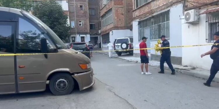 Krimi i rëndë në Korçë/ E ndoqi rrugëve me kallashnikov dhe e vrau në një pallat, autori dhe viktima shokë, ishin rritur bashkë