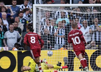 Premier League/ Barazim dramatik, një penallti në kohën shtesë shmang humbjen për Liverpool në debutimin e Iraolës