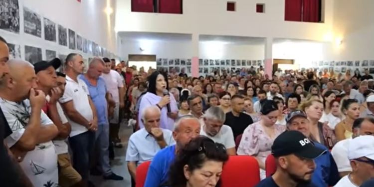Poliçani kundër shkrirjes së bashkisë, thirrje- Ramës: Vëri gishtin kokës! S’kemi bërë turp me djegien e teserave!