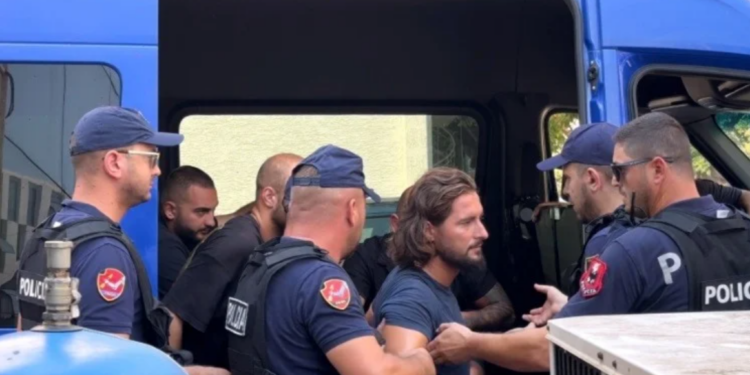 Gjykata lë në burg vrasësin e dyshuar të turistit në Ksamil, lirohen dy policët nga Gjirokastra