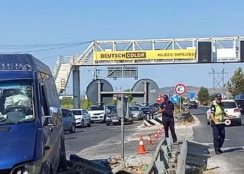 Aksident në autostradë, makina përplas furgonin, disa të plagosur