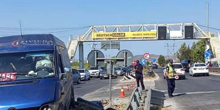 Aksident në autostradë, makina përplas furgonin, disa të plagosur