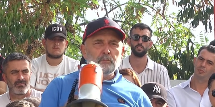 Përçahet protesta! Aflred Cako kërkon drejtimin, thirrje për bllokim rrugësh
