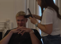 VIDEO/ Haaland ndryshon pamje, pas look-ut të ri qëndron një parukiere shqiptare!