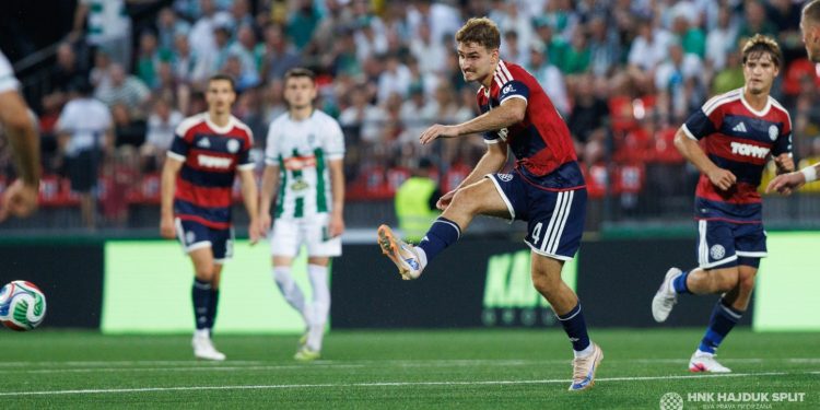 Fantastik Adrion Pajaziti, mesfushori i Kombëtares realizon gol spektakolar në Conference League (VIDEO)