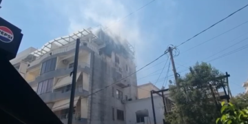 Zjarr në katin e pestë të një pallati në Sarandë