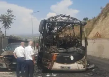 Shkrumbohet autobusi në Berat, shpëtojnë mrekullisht 50 turistë