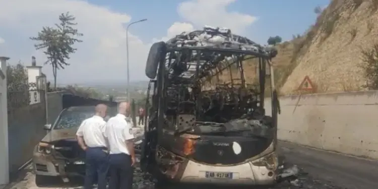 Shkrumbohet autobusi në Berat, shpëtojnë mrekullisht 50 turistë