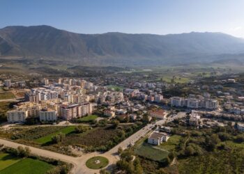 Po bënte rregullime, 67-vjeçari bie nga lartësia
