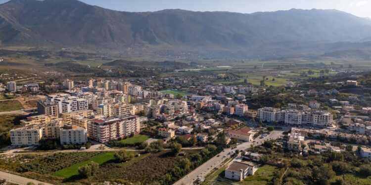Po bënte rregullime, 67-vjeçari bie nga lartësia