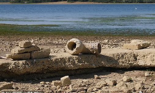 Thatësira zbulon rrënojat në Angli, fshati i zhdukur nën ujë rishfaqet pas gati 50 vitesh – Balkanweb.com – News24