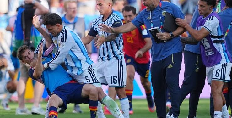 Pezullime masive dhe mbyllje stadiumi, FIFA i jep “faturën” Argjentinës pas përplasjeve së finales së Botërorit
