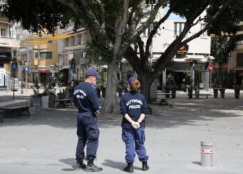 Çmenduri/ La vajzën e tij 11-vjeçare vetëm në shtëpi për të parë ndeshjen në Shqipëri, arrestohet babai në Qipro