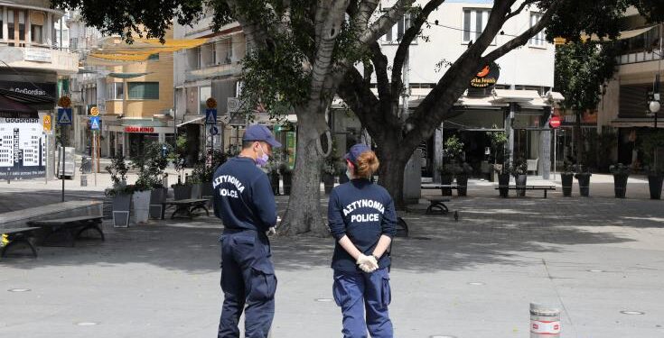 Çmenduri/ La vajzën e tij 11-vjeçare vetëm në shtëpi për të parë ndeshjen në Shqipëri, arrestohet babai në Qipro