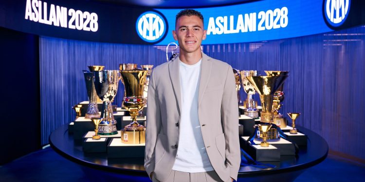 Inter, çfarë po ndodh me Asllanin? Mesfushori “ngec në Milano, mungojnë ofertat