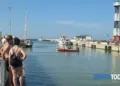 Çmendet shqiptari në Itali, hedh makinën në det bashkë me gruan