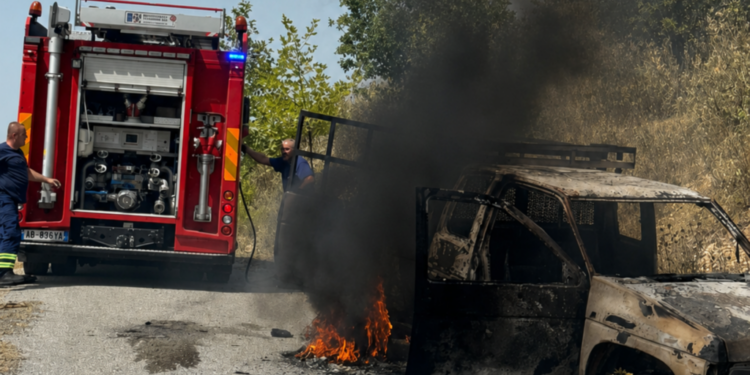 Zjarr në Gjirokastër, flakët nisën nga një automjet e u përhapën nga erërat e forta